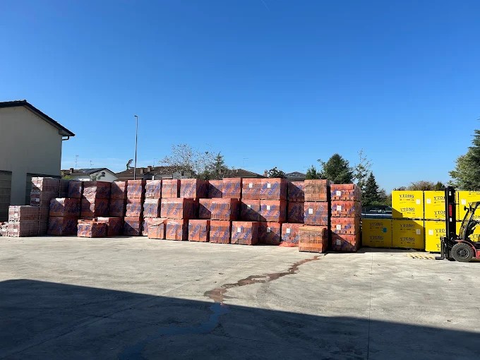 Bancali di laterizi e blocchi da costruzione nel piazzale del punto vendita