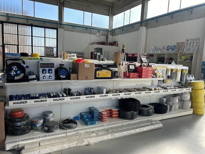 Scaffali di ferramenta e utensileria professionale all'interno del punto vendita