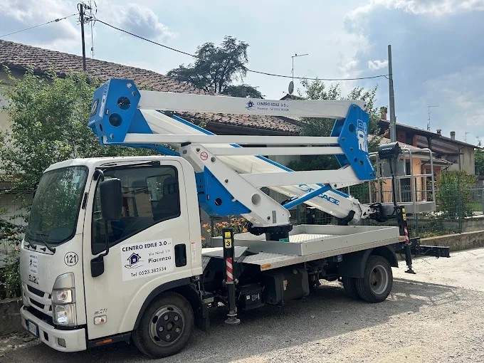 Piattaforma aerea su autocarro con la livrea di Centro Edile 3.0 pronta per un intervento in quota